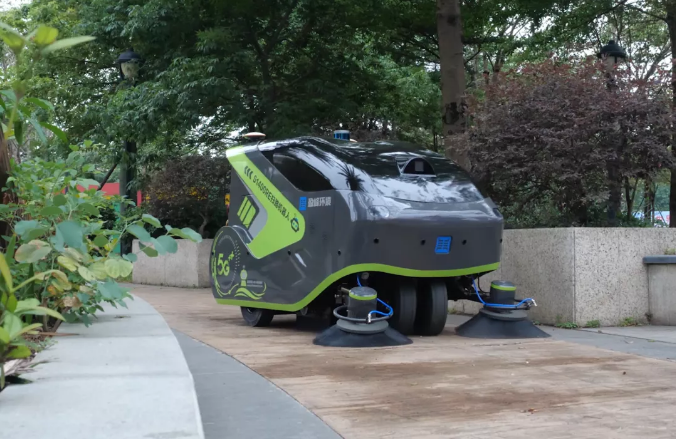 VSPORTS胜利因您更精彩环境5G环卫机器人亮相2021中国创新创业成果交易会